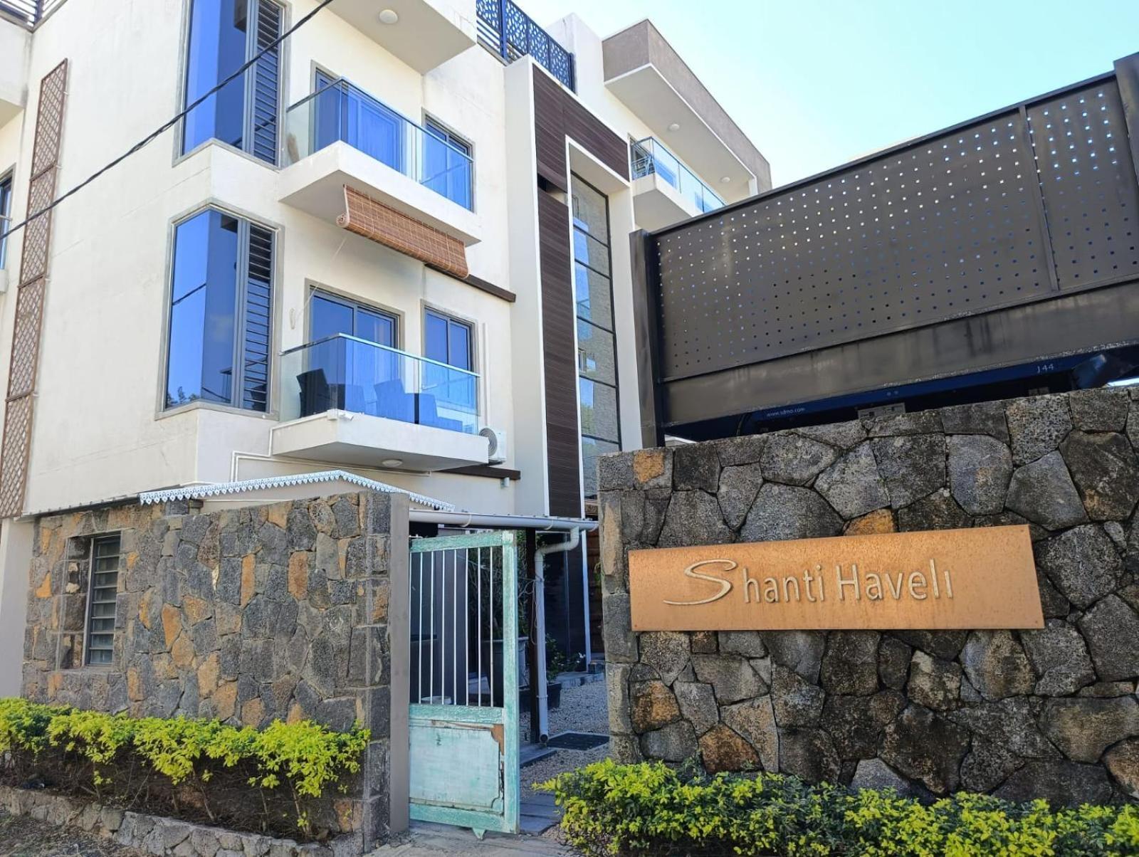 Newly Renovated Beach Studio With Rooftop Pool, Opposite Flic-En-Flac Beach Apartment Room photo